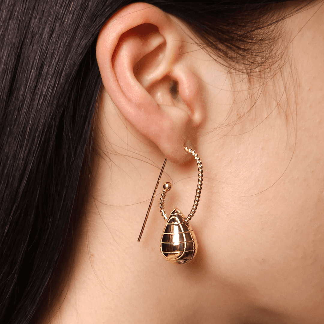 Arı Desenli Sallantılı Altın Küpe