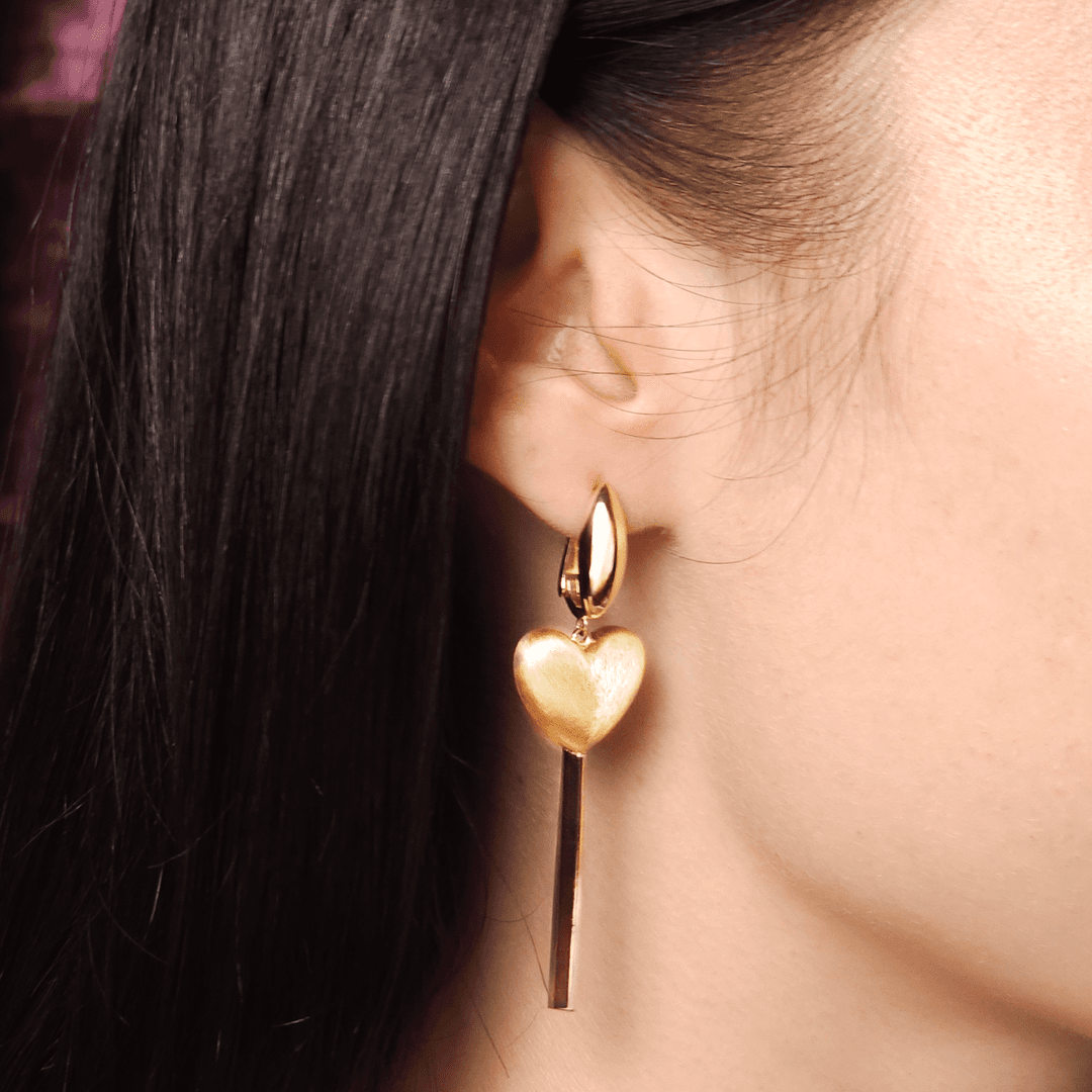 Dokulu Sallantılı Kalp Altın Küpe