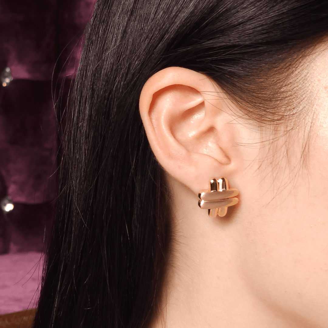 Dokulu Desenli Taşsız Altın Küpe