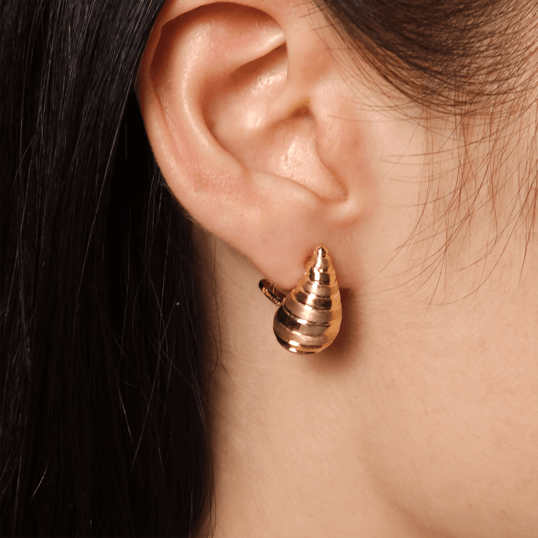 Arı Desenli Altın Küpe