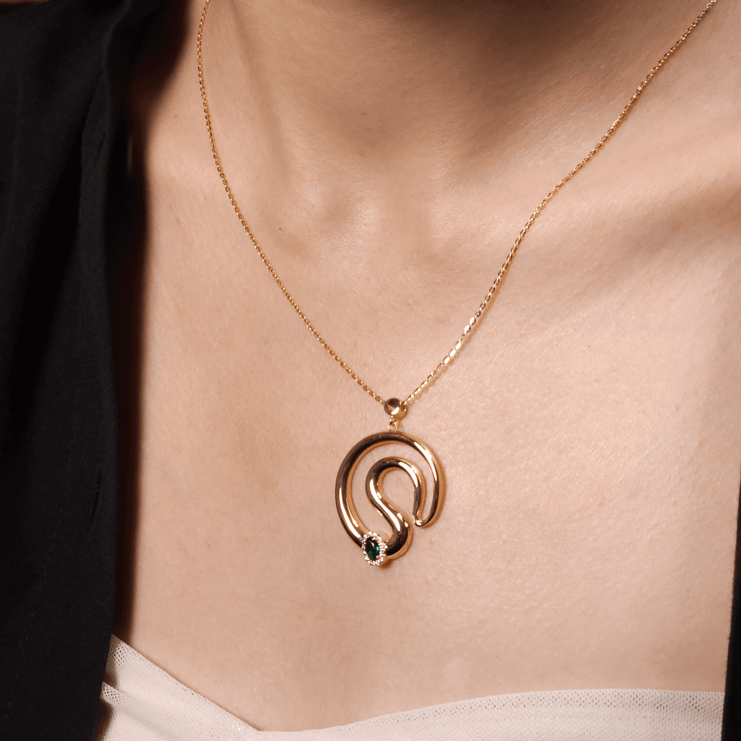 Yeşil Taşlı Şık Altın Kolye