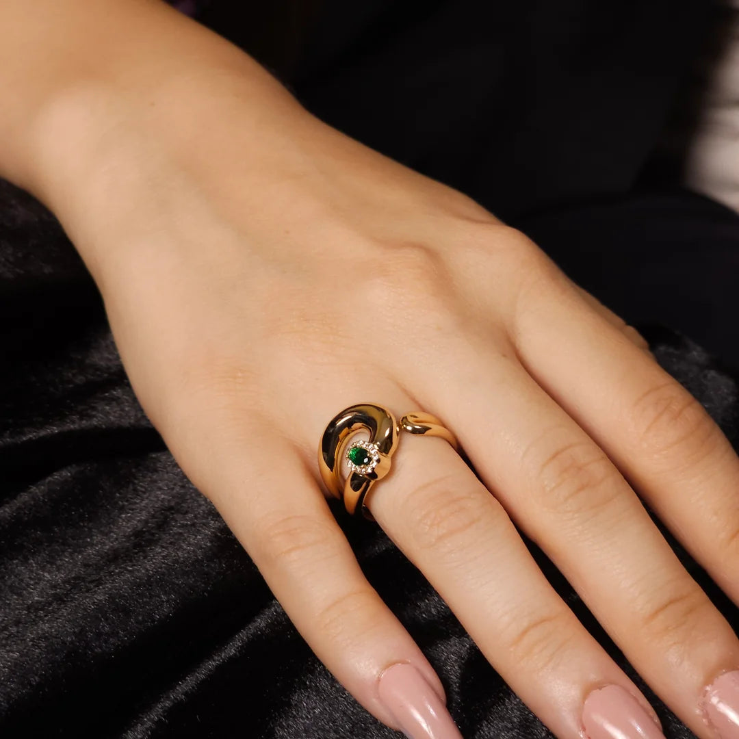 Yeşil Taşlı Şık Altın Yüzük