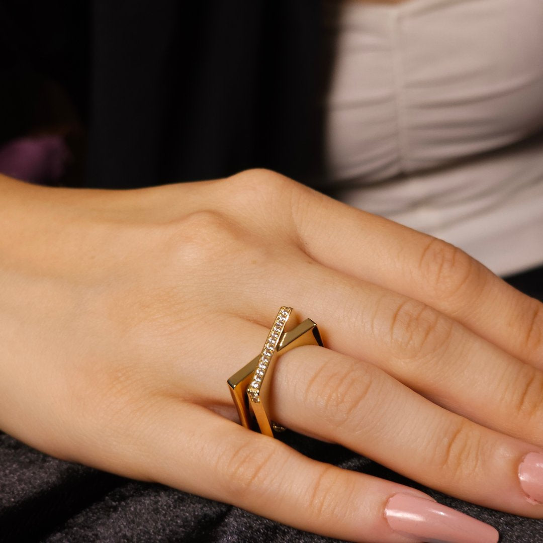Sıra Taşlı Köşeli Altın Yüzük