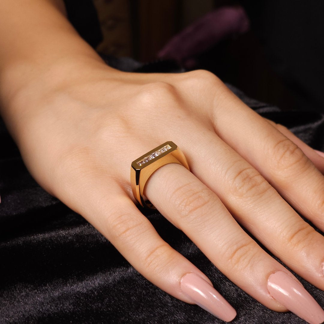 Sıra Taşlı Şık Altın Yüzük