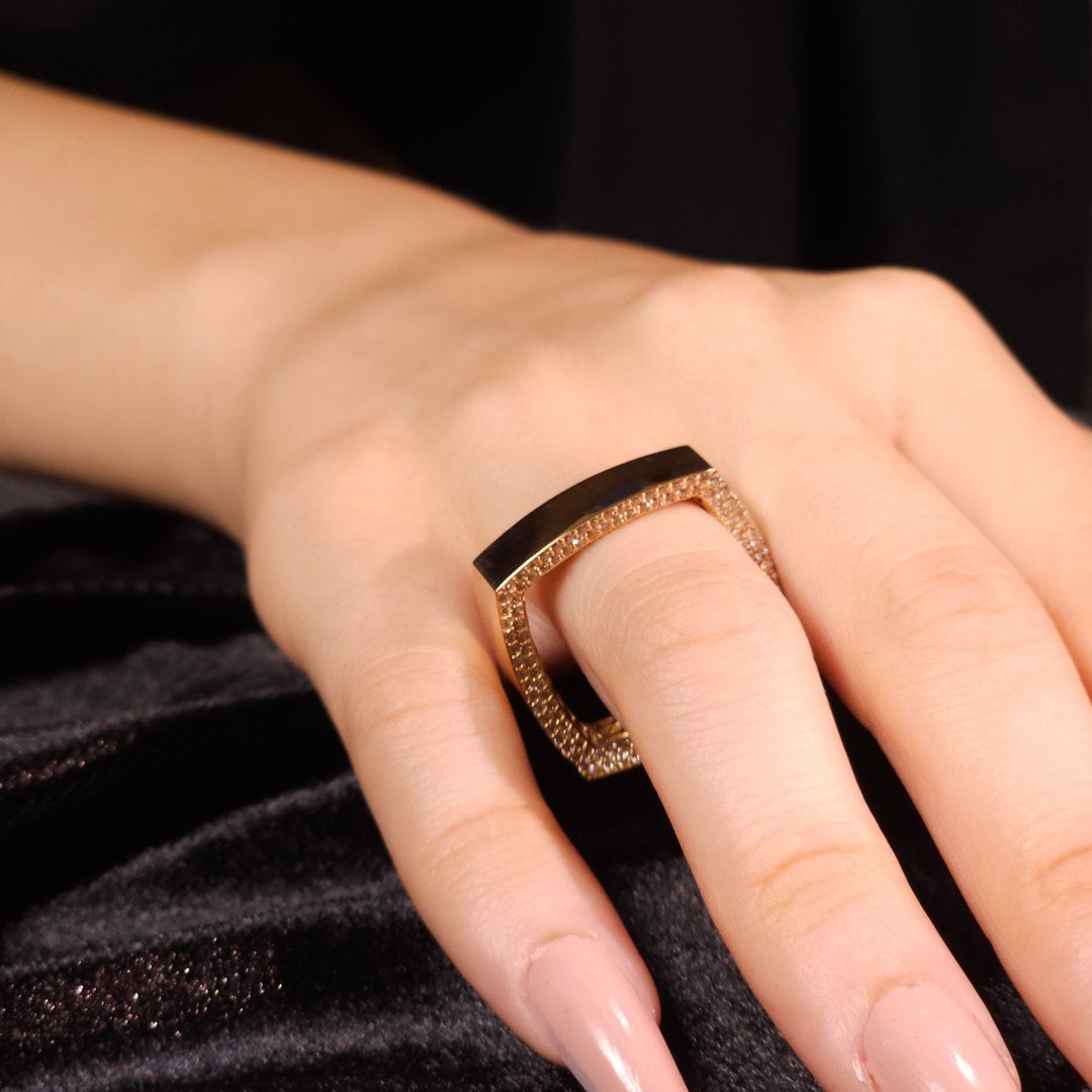 Sıra Taşlı Kare Altın Yüzük