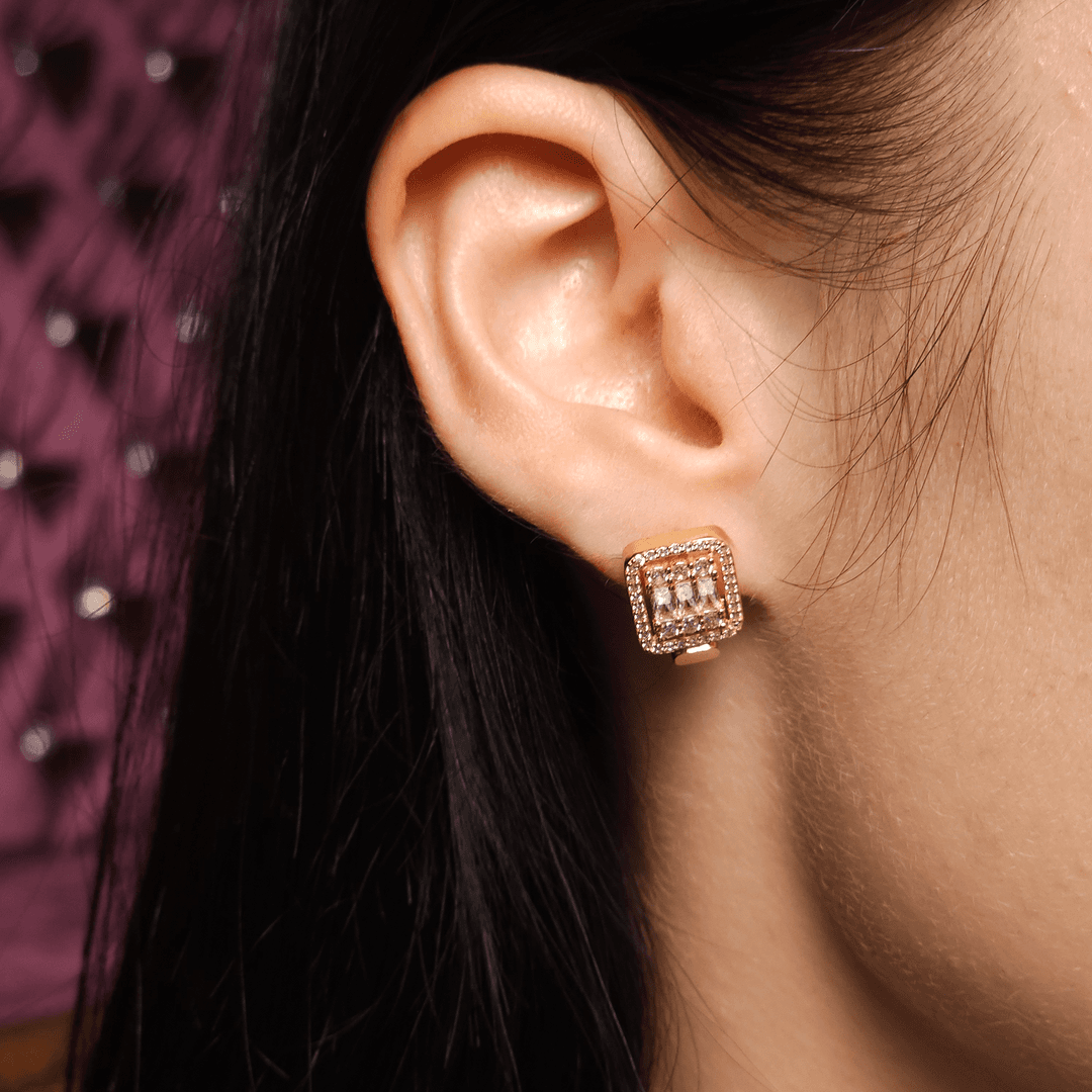 Baget Taşlı Elegant Altın Küpe