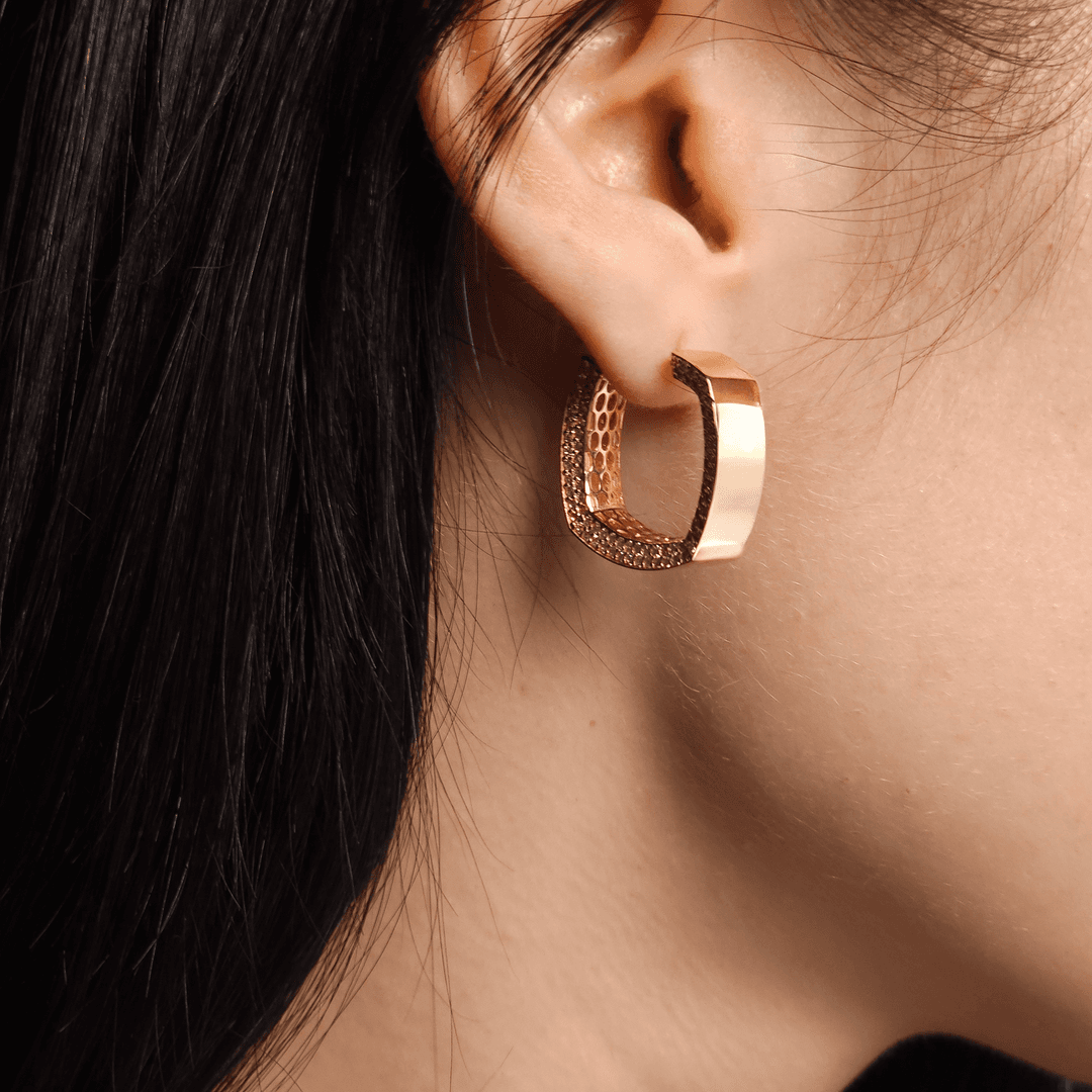 Sıra Taşlı Kare Altın Küpe