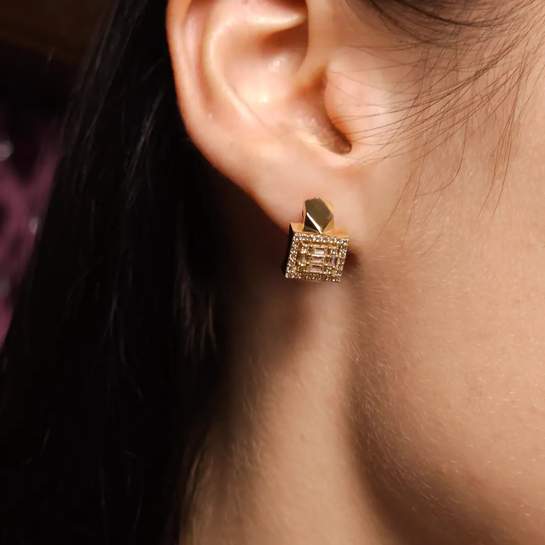 Baget Taşlı Altın Küpe