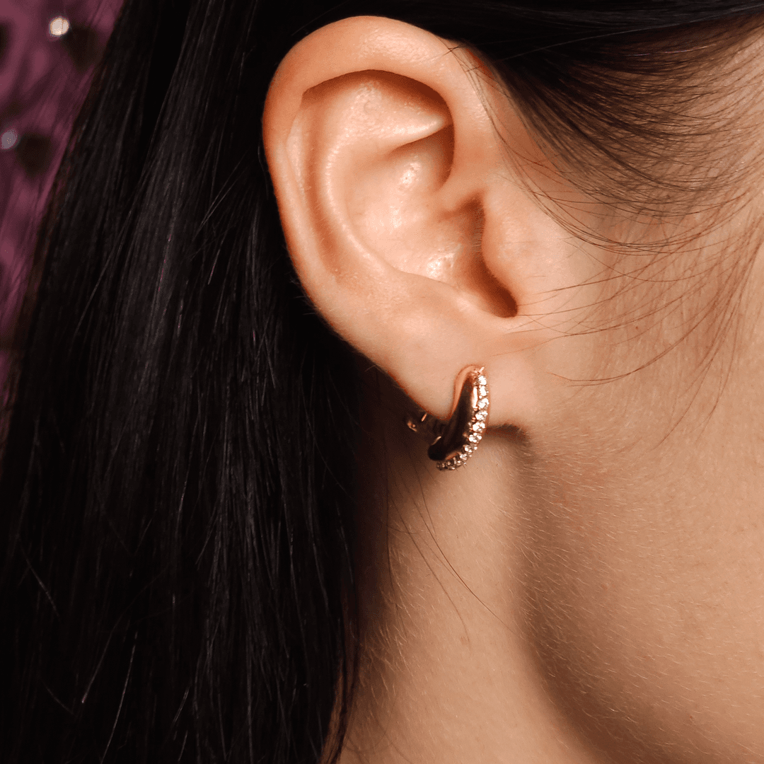 Sıra Taşlı Zarif Altın Küpe