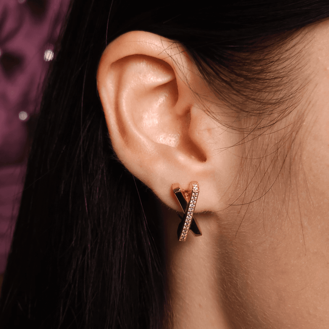 Sıra Taşlı Köşeli Altın Küpe