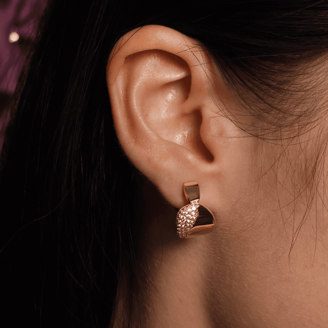 Yuvarlak Yarısı Taşlı Altın Küpe