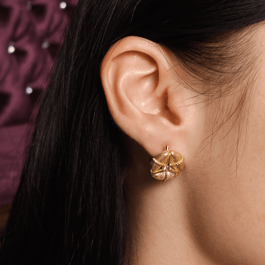 Dokulu Üçgen Desenli Altın Küpe