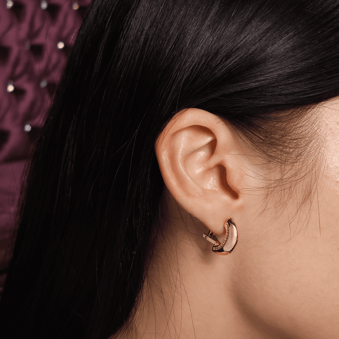 Yan Sırası Taşlı Zarif Altın Küpe