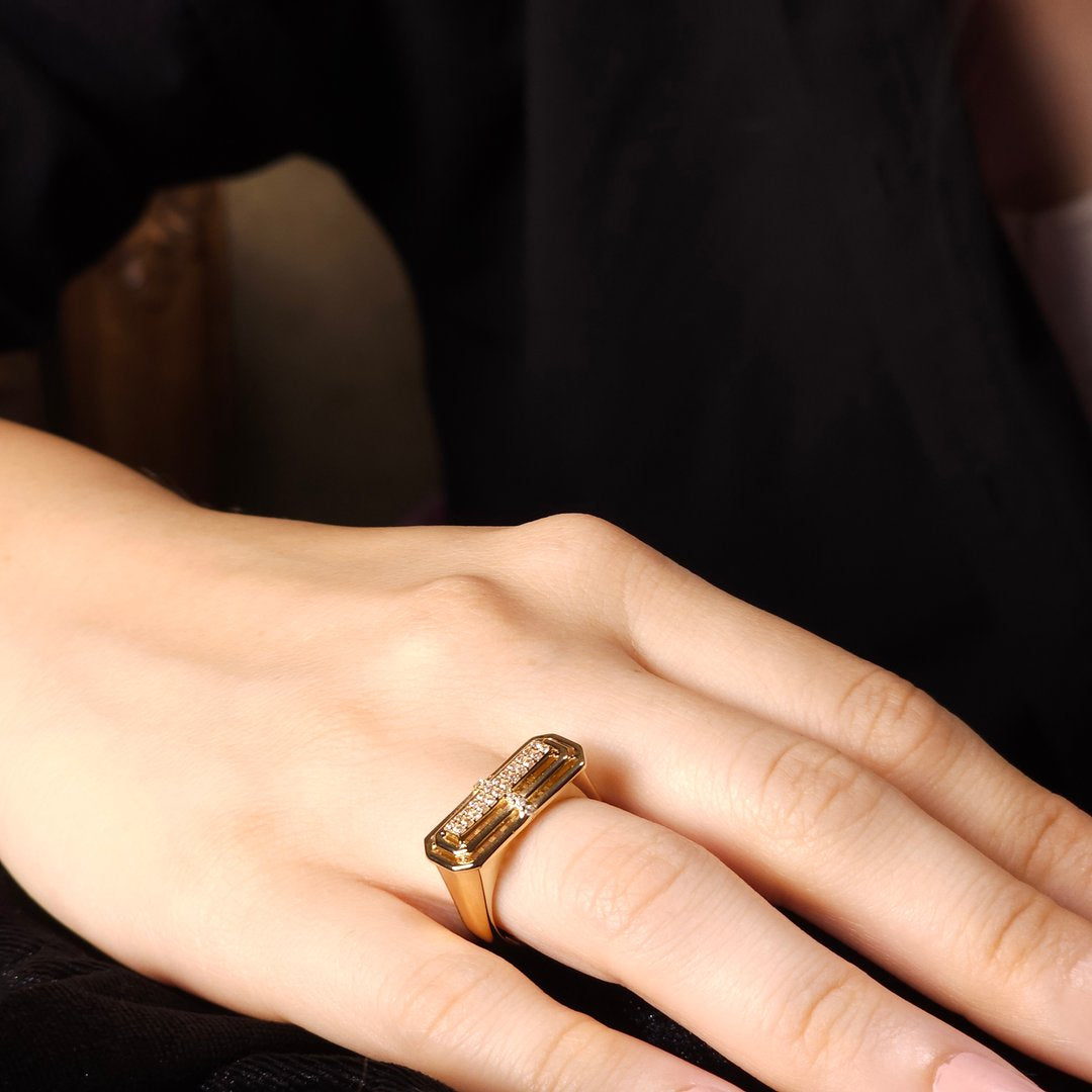 Sıra Taşlı Elegant Altın Yüzük