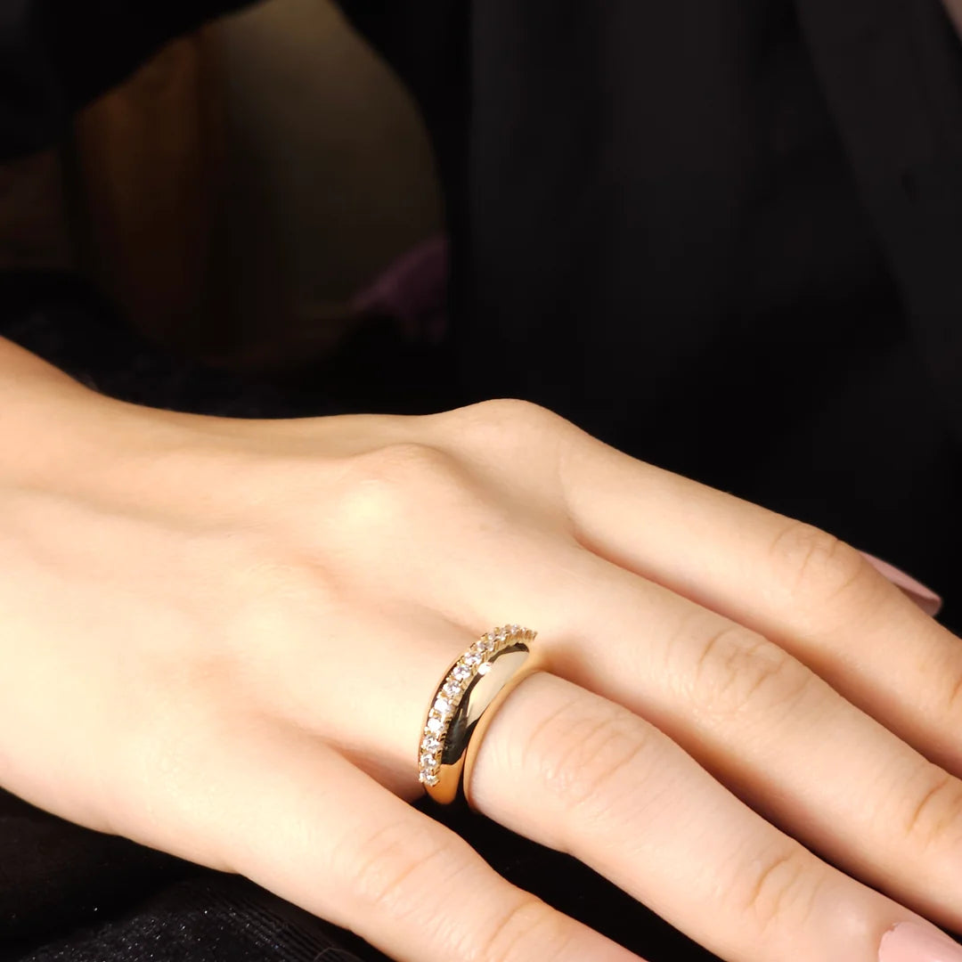 Sıra Taşlı Zarif Altın Yüzük