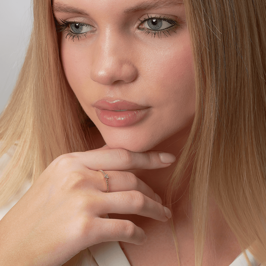 Clara Üçgen Taşlı Altın Yüzük