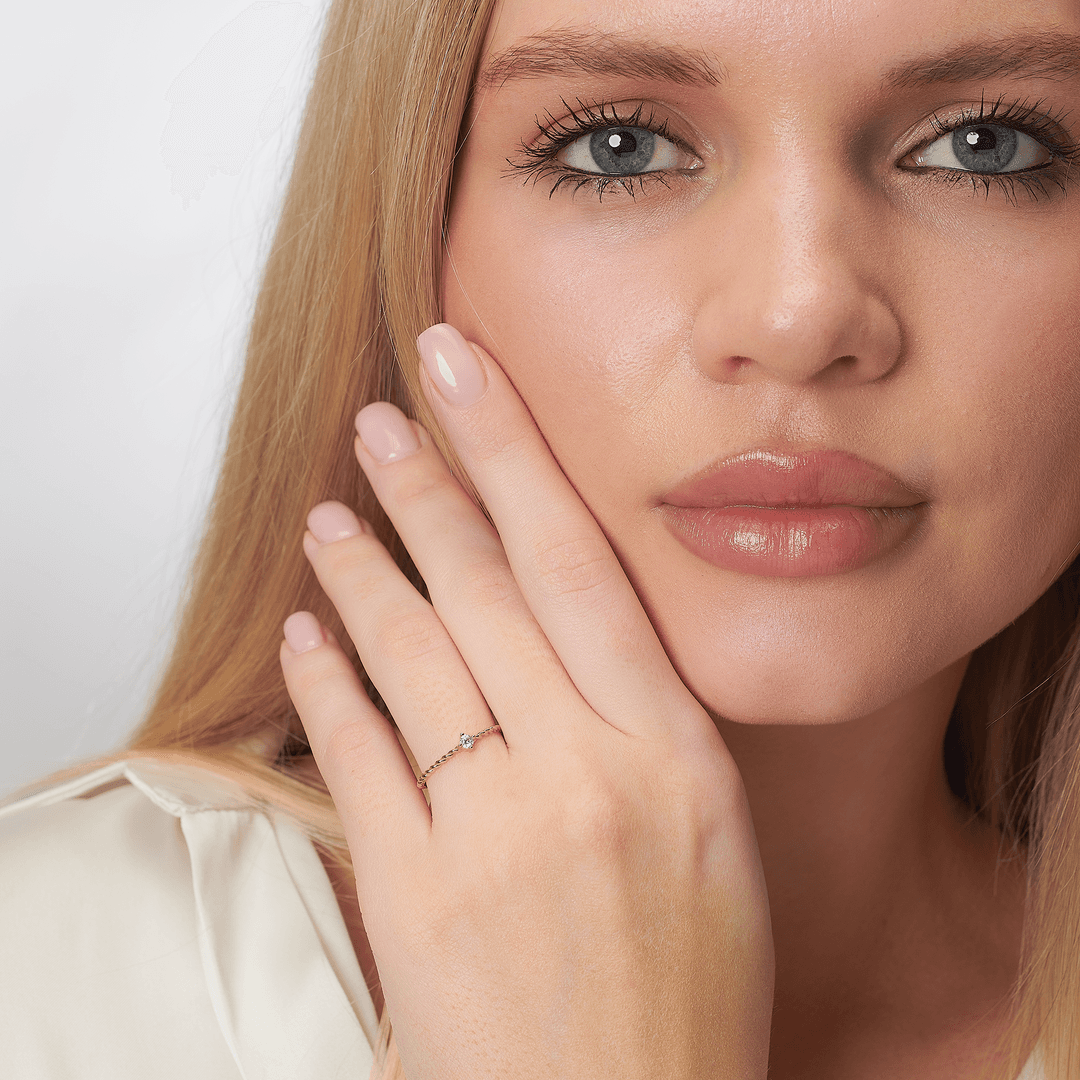 Alba Kare Taşlı Bükümlü Altın Yüzük