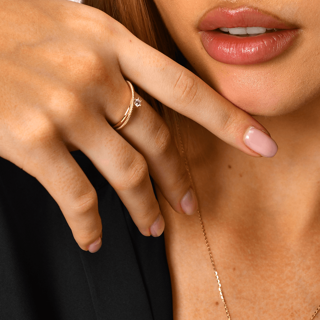 Vela Tek Taşlı Çift Bağlantılı Altın Yüzük