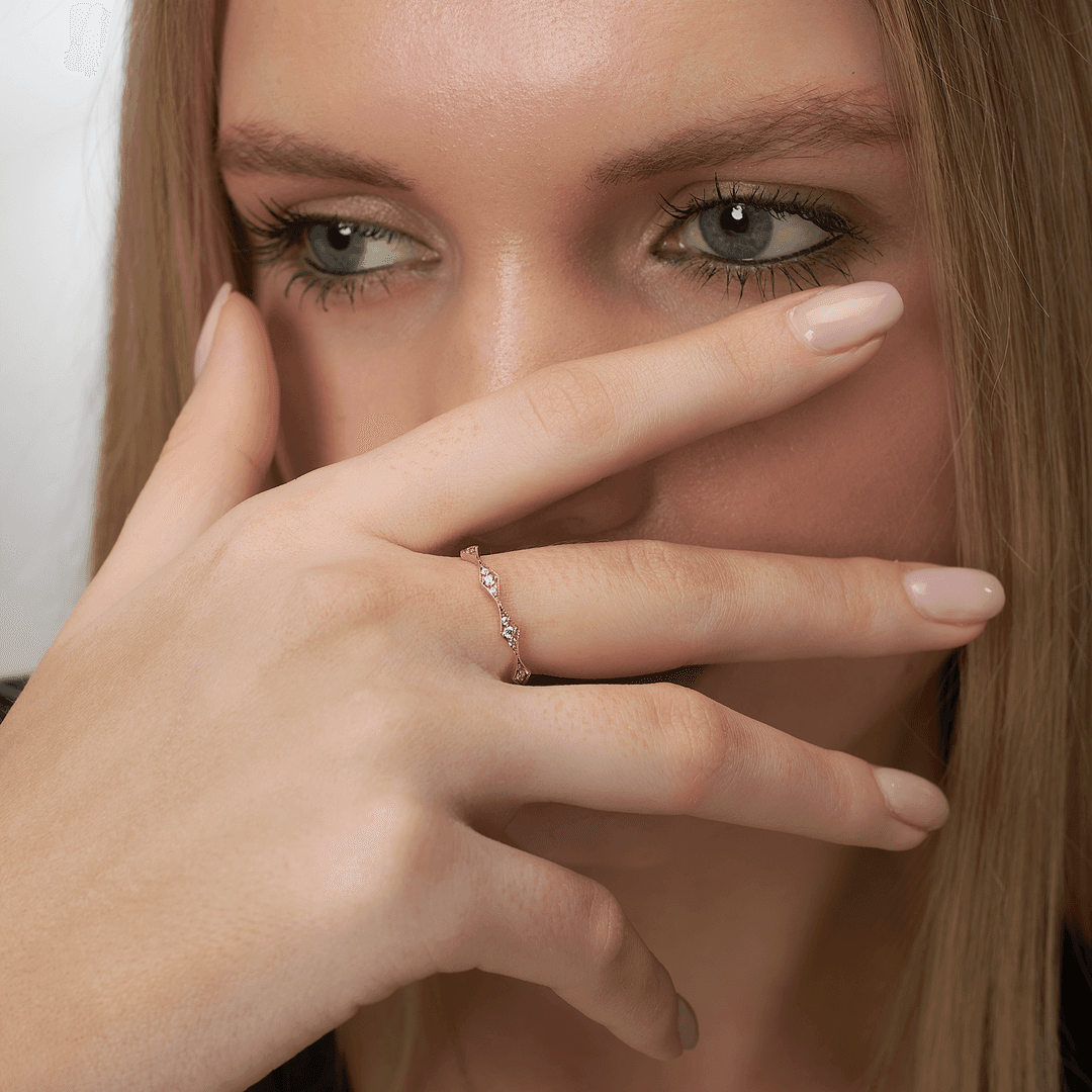 Aria Gömülü Taşlı Altın Yüzük