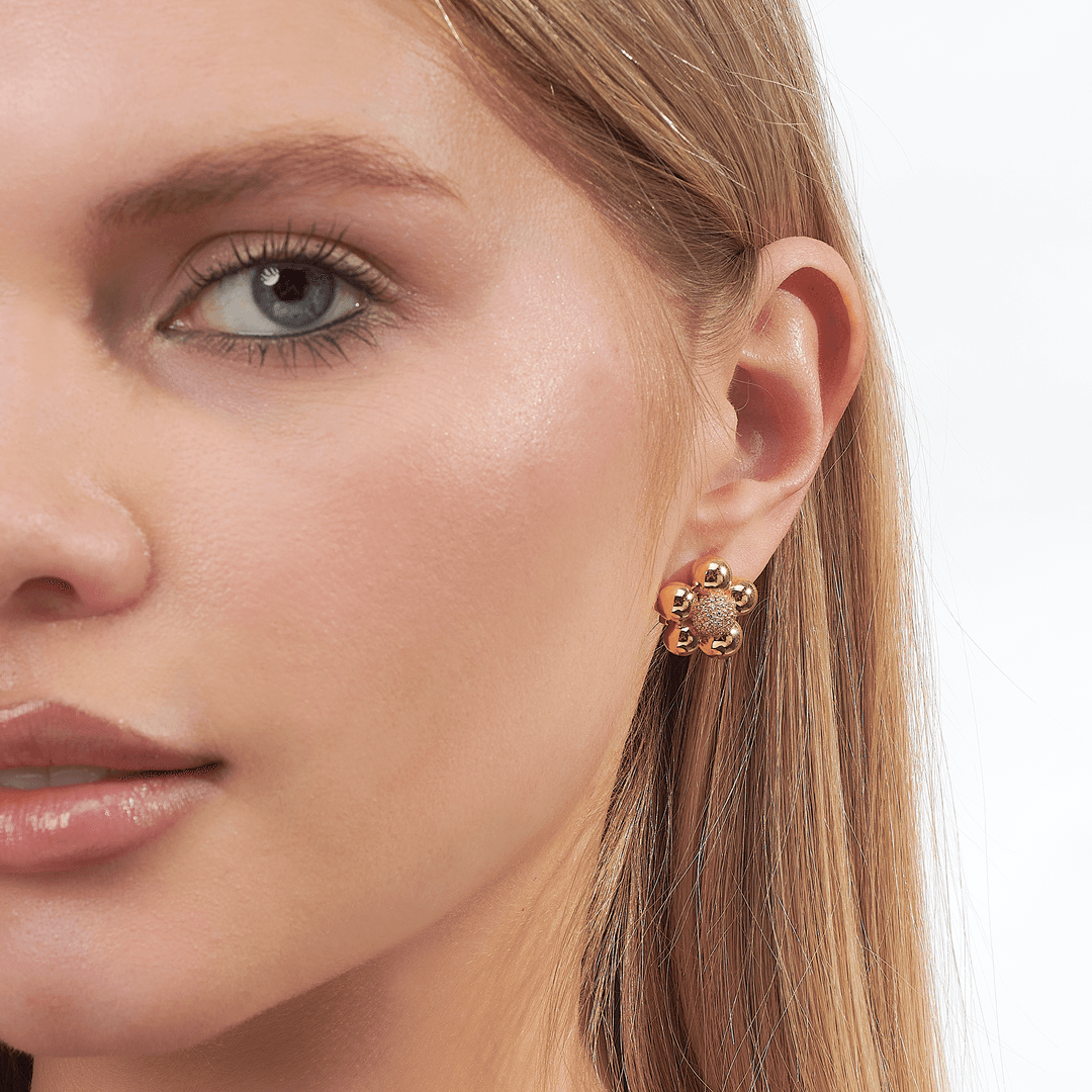 Amore Çiçek Görünümlü Altın Küpe