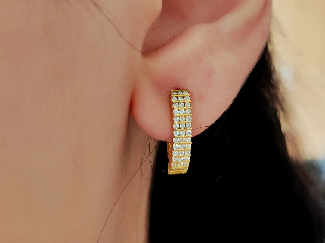 Sıra Taşlı Lever-Back Altın Küpe