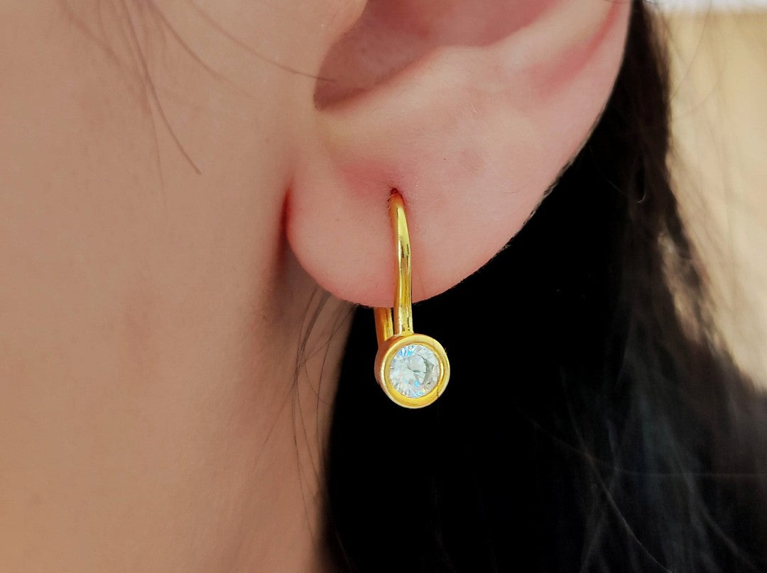 Zarif Lever-Back Altın Küpe