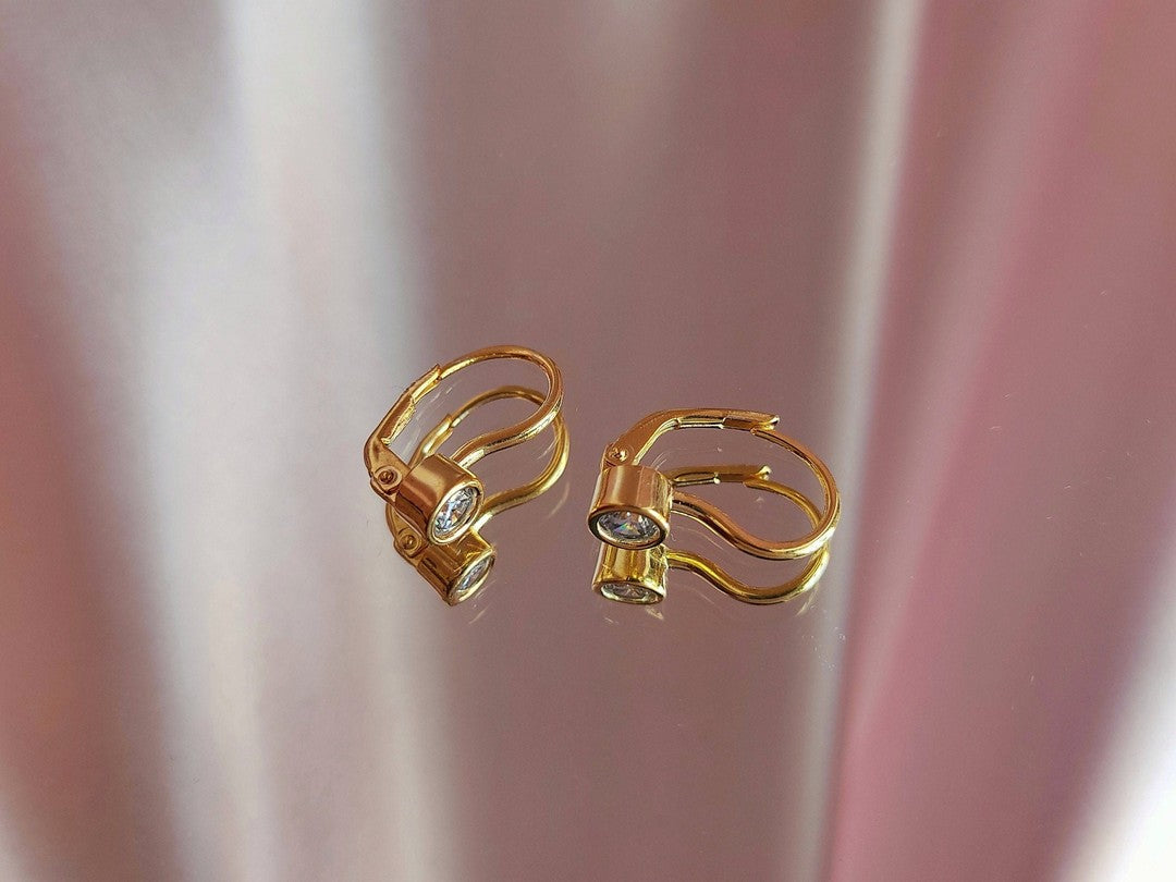 Zarif Lever-Back Altın Küpe