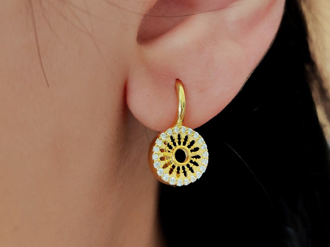 Zarif Güneş Lever-Back Altın Küpe