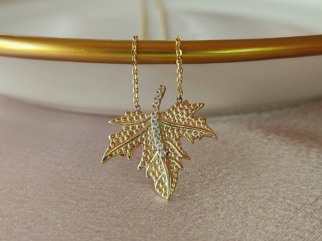 Yaprak Şeklide Altın Kolye