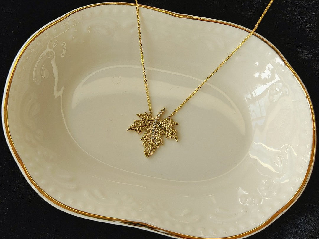 Yaprak Şeklide Altın Kolye