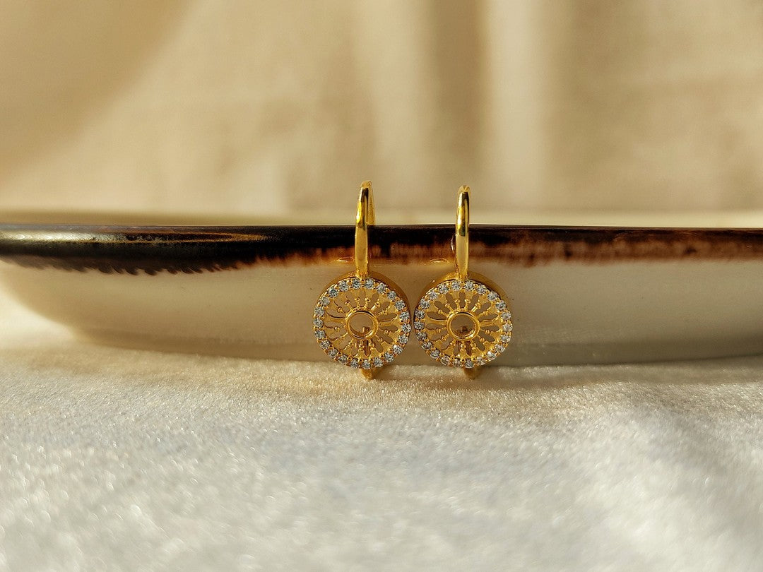 Zarif Güneş Lever-Back Altın Küpe