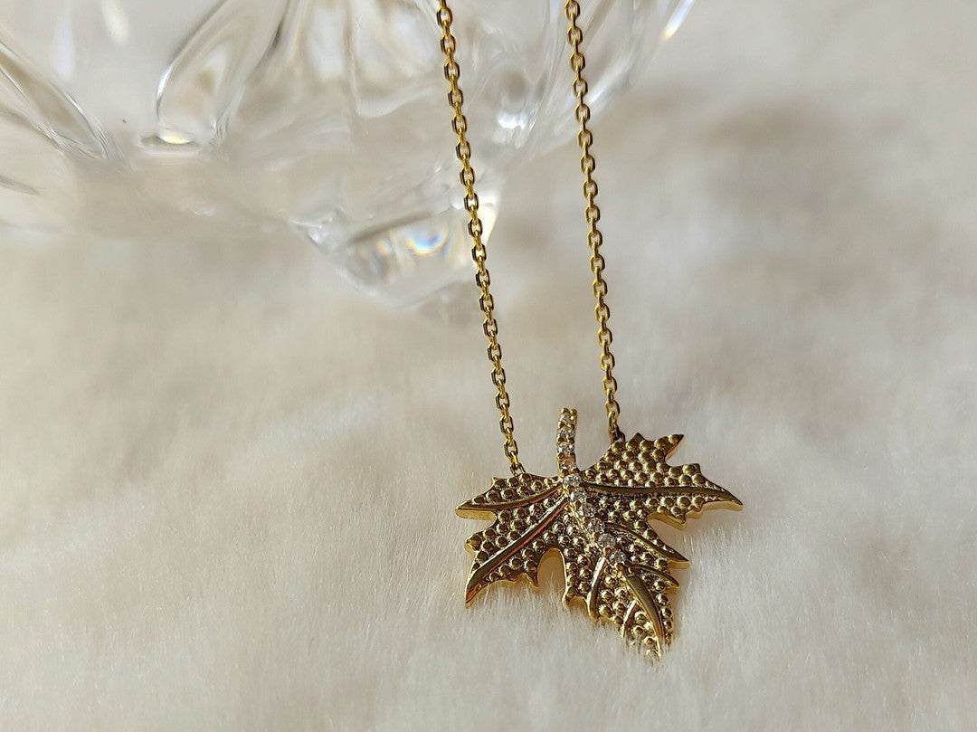 Yaprak Şeklide Altın Kolye