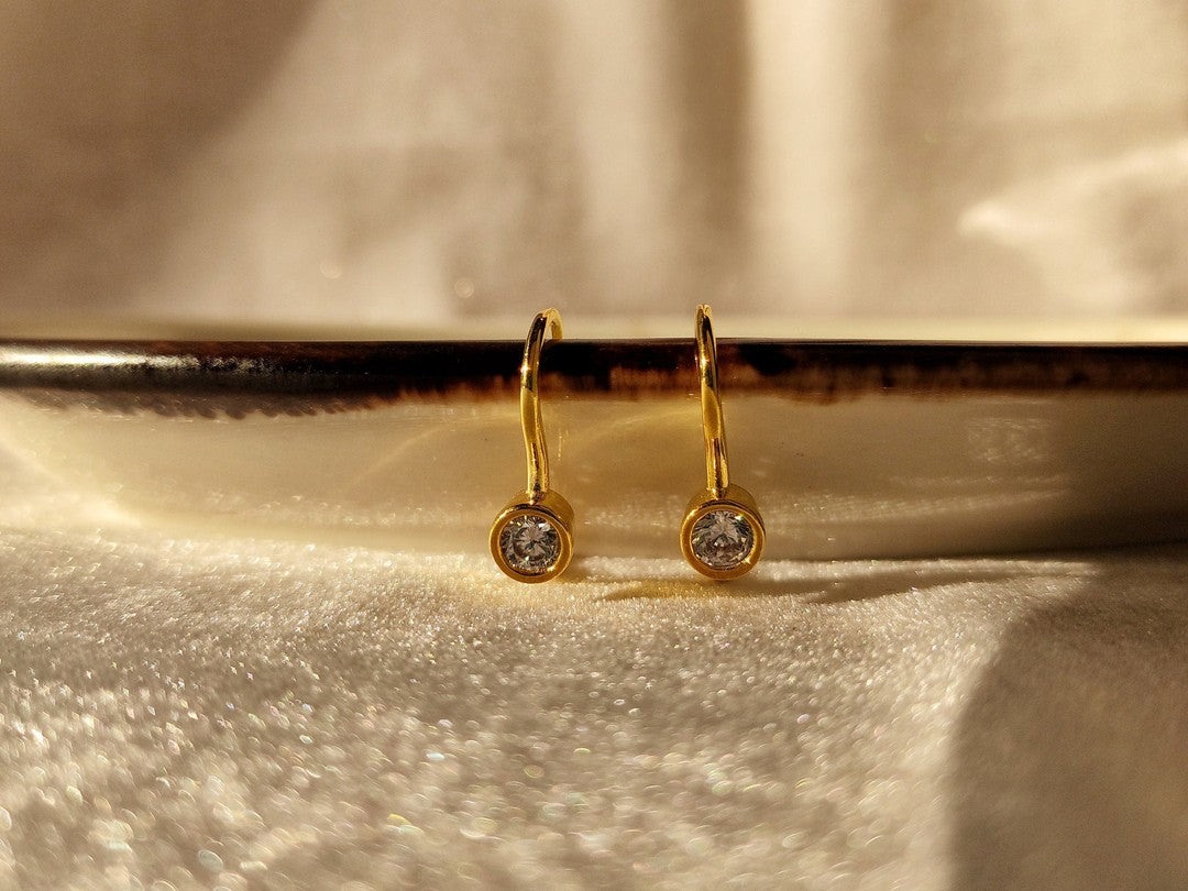 Zarif Lever-Back Altın Küpe