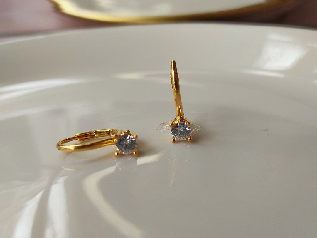 Minimal Lever-Back Altın Küpe