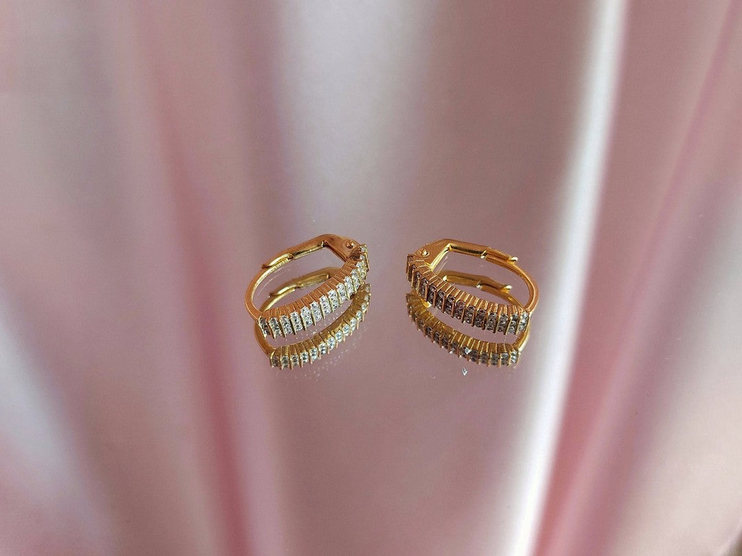 Sıra Taşlı Lever-Back Altın Küpe