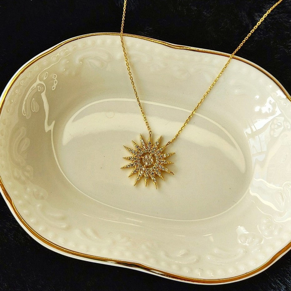 Parlayan Yıldız Altın Kolye